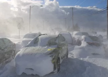 US winter storm: Residents trap in cars