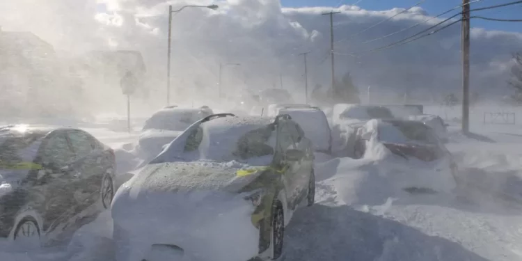 US winter storm: Residents trap in cars