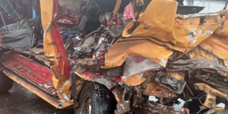 Car crash leaves 6 people dead, 11 injured