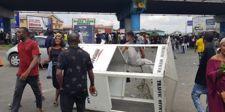 Day3: Protesters block Port Harcourt axis of east west road, move in police van
