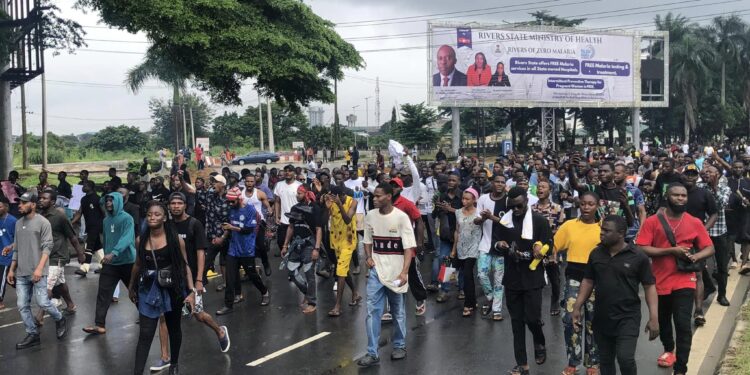Photo: Protesters march towards Rivers Government House