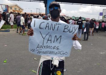 Day3: Protesters block Port Harcourt axis of east west road, move in police van