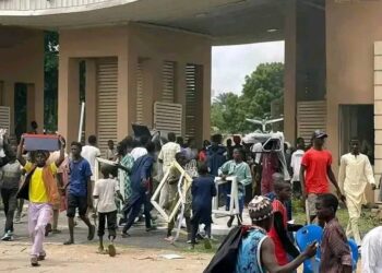 Photo: Protesters loot Government buildings in Kano