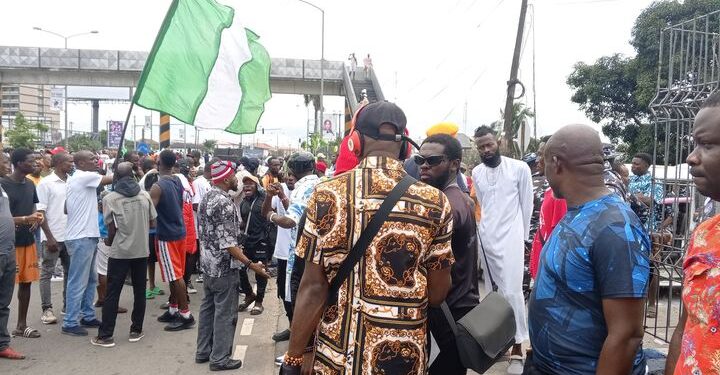 Day6 : Protesters storm Port Harcourt streets despite police restriction to two venues