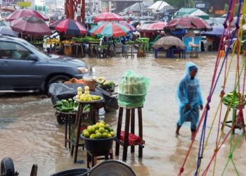 Port Harcourt flooded after downpour