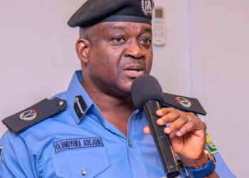 Netizens, Force PRO disagree over police operatives breaking into homes without search warrant