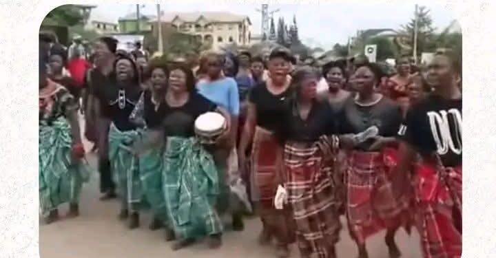 “Leave us alone”, Ohafia women tell Sen.Orji Uzor Kalu