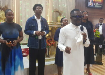 Gospel singer Odede storms RCCG parish, thrills guests at dedication of Emil-Inyang’s daughter in Port Harcourt