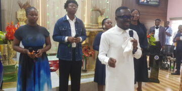 Gospel singer Odede storms RCCG parish, thrills guests at dedication of Emil-Inyang’s daughter in Port Harcourt