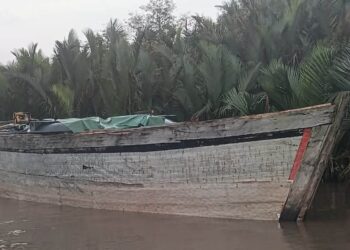 Crew members flee as navy intercepts wooden, tug boats, combs 3 creeks