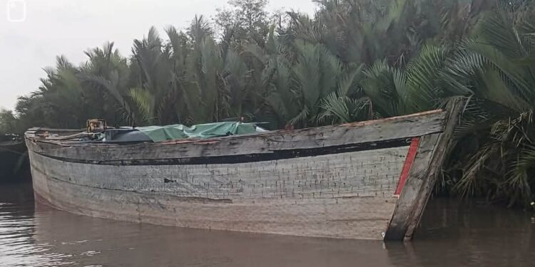 Crew members flee as navy intercepts wooden, tug boats, combs 3 creeks